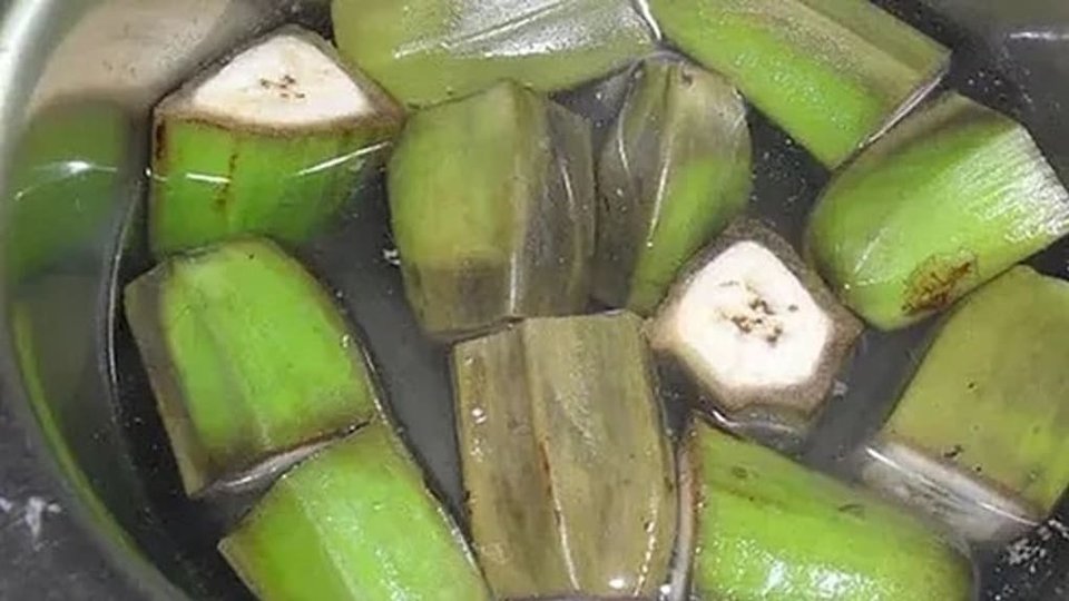 Plátano verde en la olla de casa
