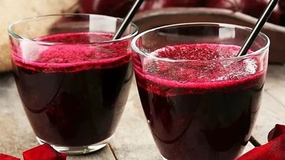 Dos vasos de infusión servida